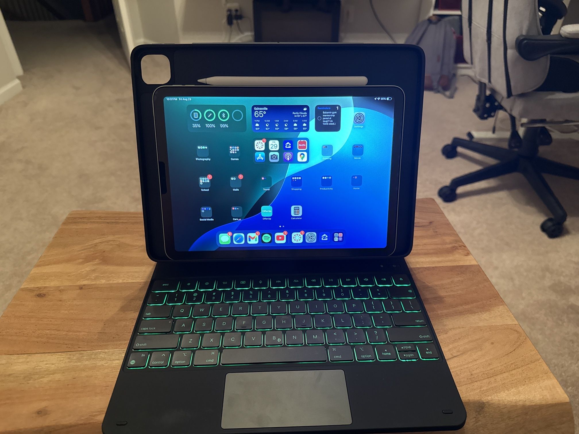 ESR Ipad 12.9” case with RGB Keyboard & Touchpad