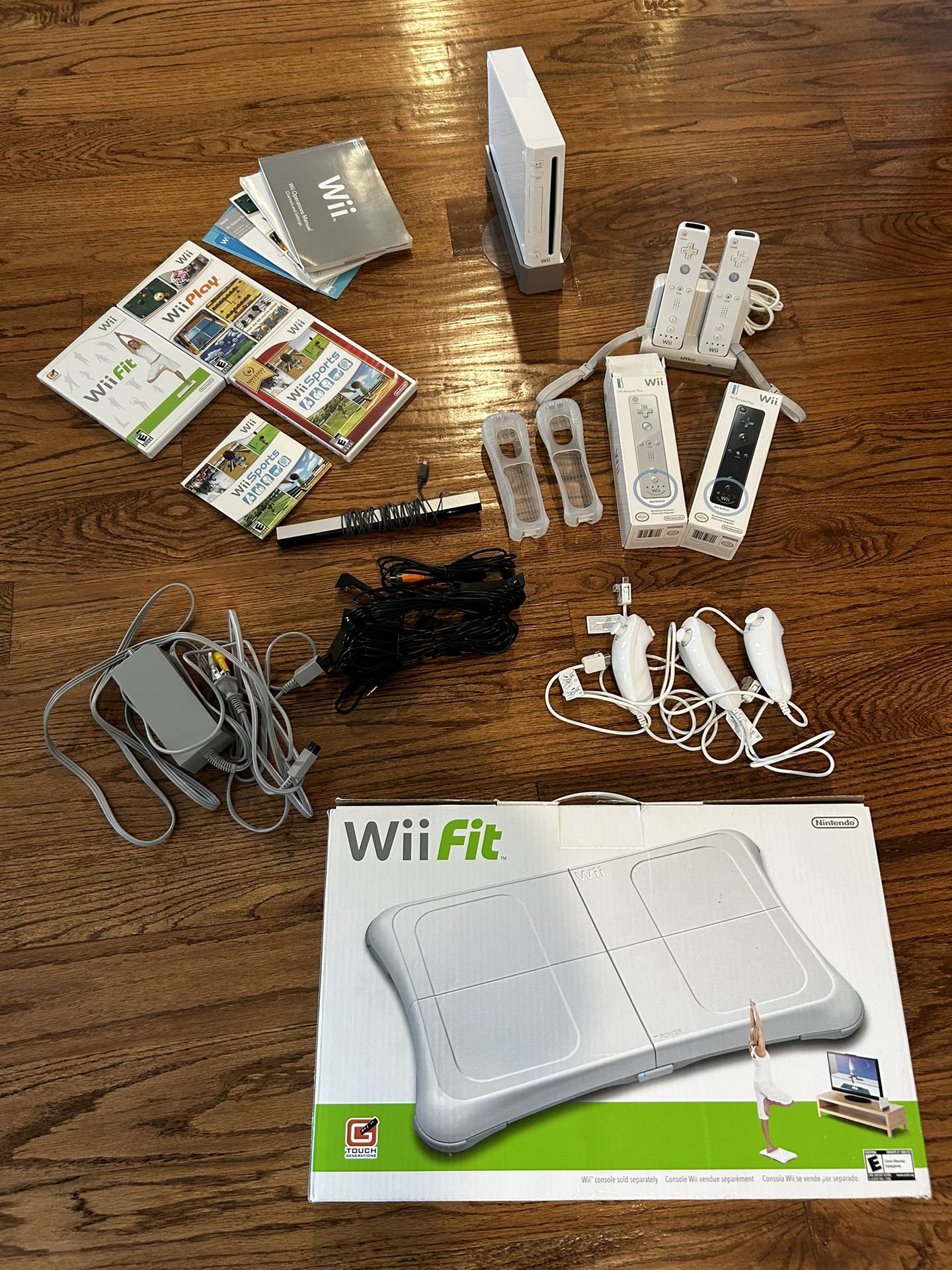 Wii Console + 4 Games + 4 Remotes + Fit Board