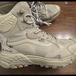 VANS GORE TEX MILITAR BOOTS  SIZE 9.5 NEW 