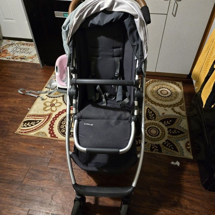 UPPABABY CRUZ V1 STROLLER – $150 – With FREE Cruz Travel Bag!