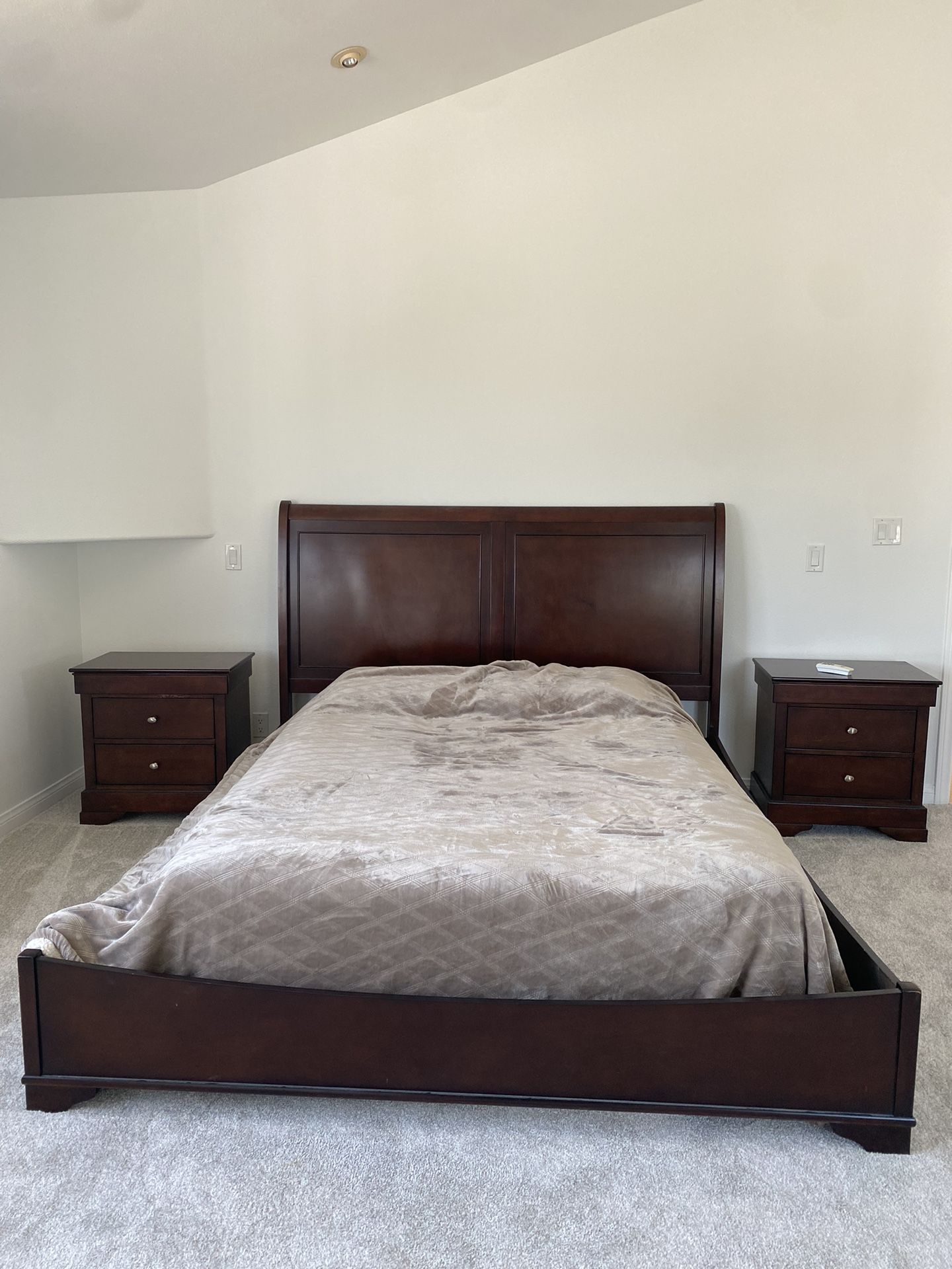 Wooden Queen Bed Set w/ Two Nightstands And Matching Dresser w/ Mirror