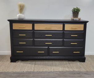 Beautiful 8-Drawer Oak Dresser