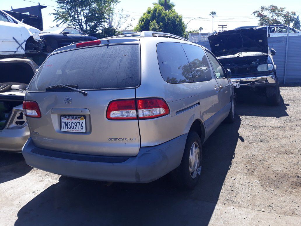 2001 Toyota Sienna for parts only