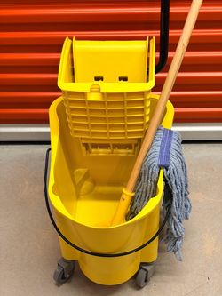 Professional cleaning bucket with mop