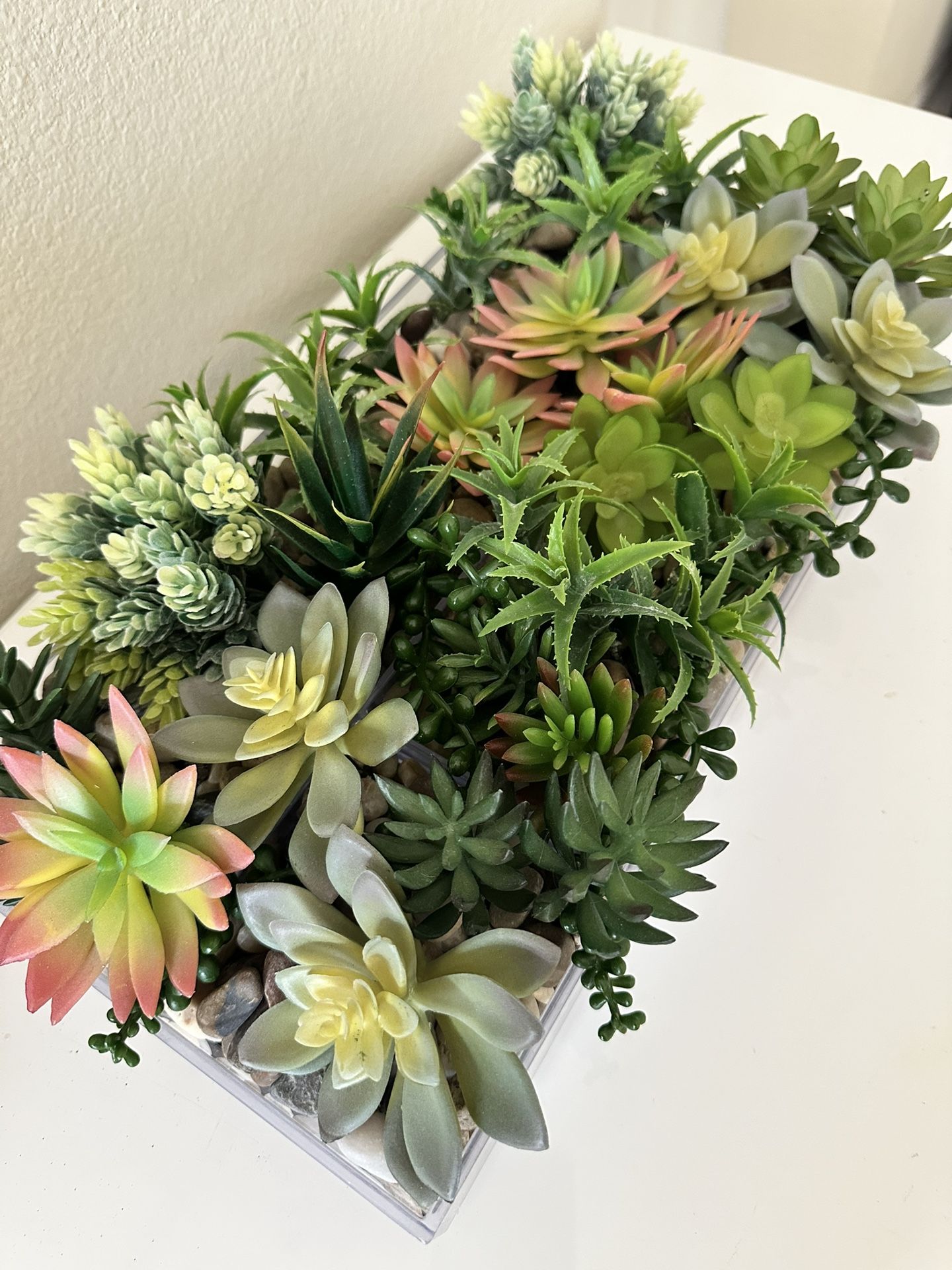 16 x 8“ Rectangular Acrylic Decor Arrangement with Faux Succulent Plants and River Rocks