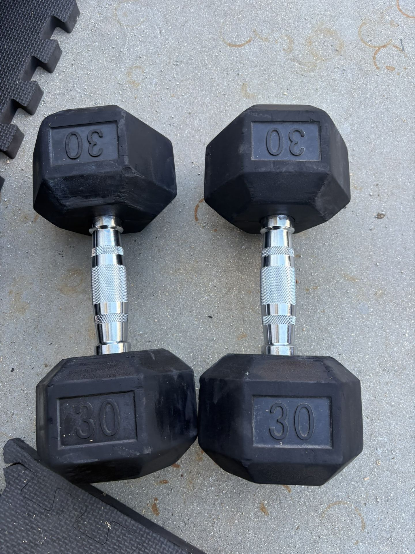 Pair Of 30 Pounds Hex Rubber Coated Dumbbells In Good Condition