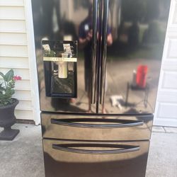 Large Black Samsung 4-Door French Door Refrigerator 