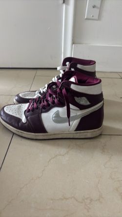 Air Jordan 1 Retro High OG "Bordeaux" SIZE 10.5