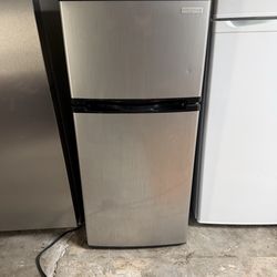 Refrigerator Insignia