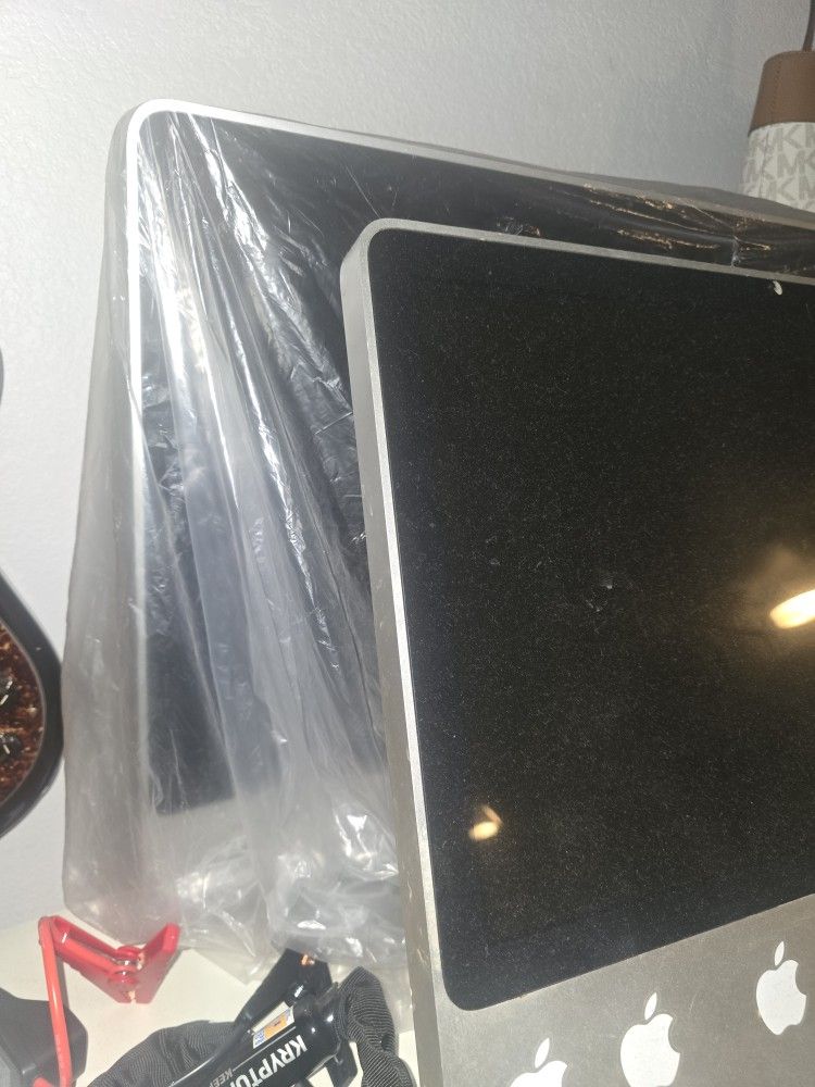 2 Apple Desktop Computers