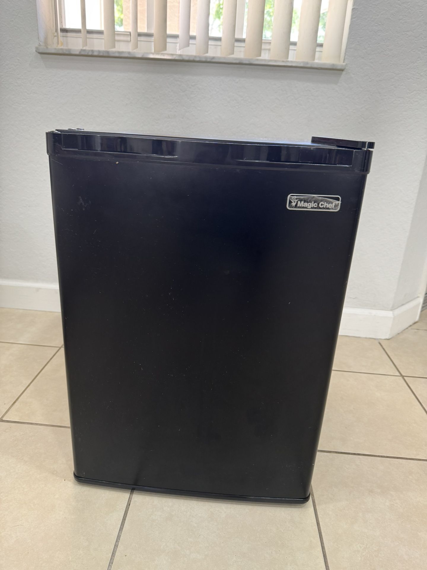 Small Refrigerador Magic Chef . 2’ . Good condition. Se habla español