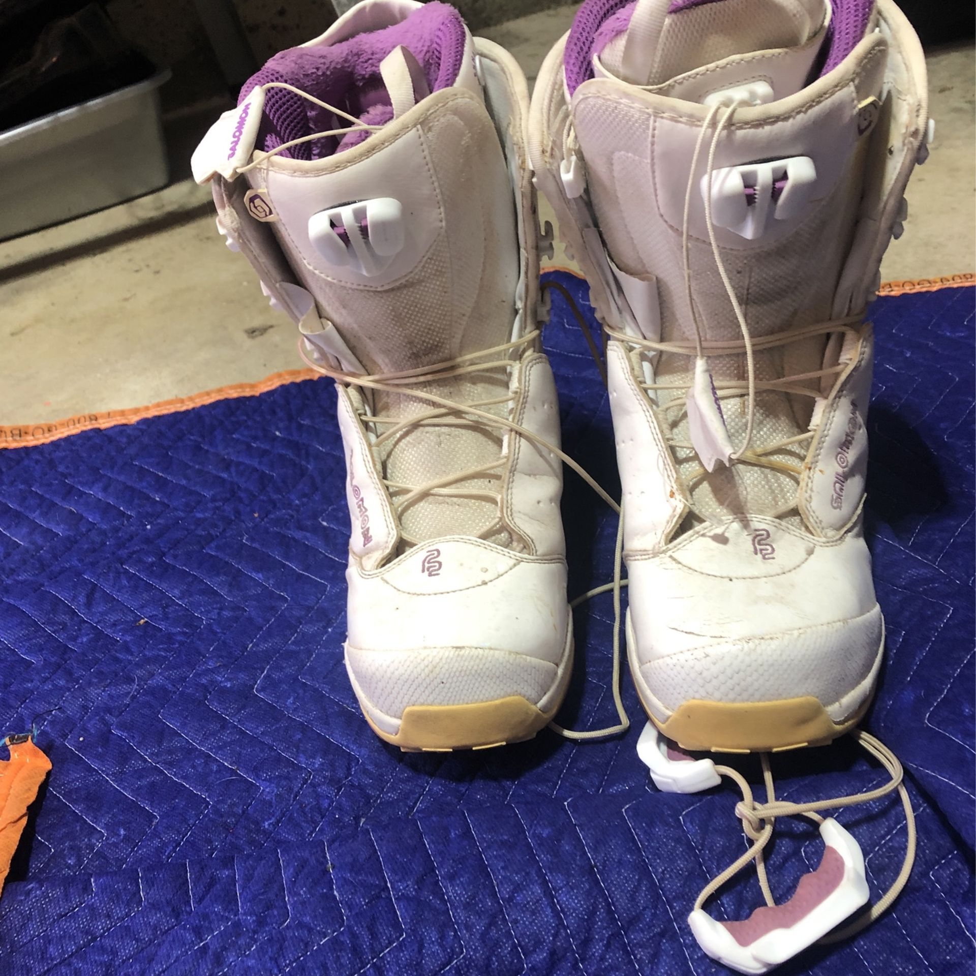 Women’s snow boots size 9