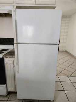 GE White Top-Freezer Refrigerator