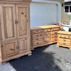 Oak Wood Bedroom Set - Good Condition 