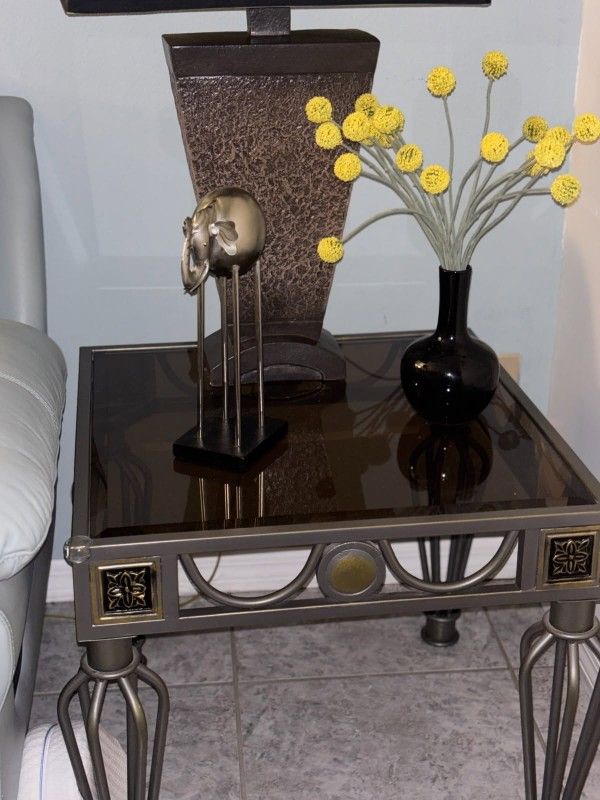 Living Room Tables  ( Free)