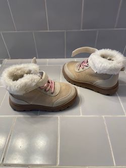 Carter's Beige Faux-Fur Trim Kids Winter Boots with Pink Laces Size 9
