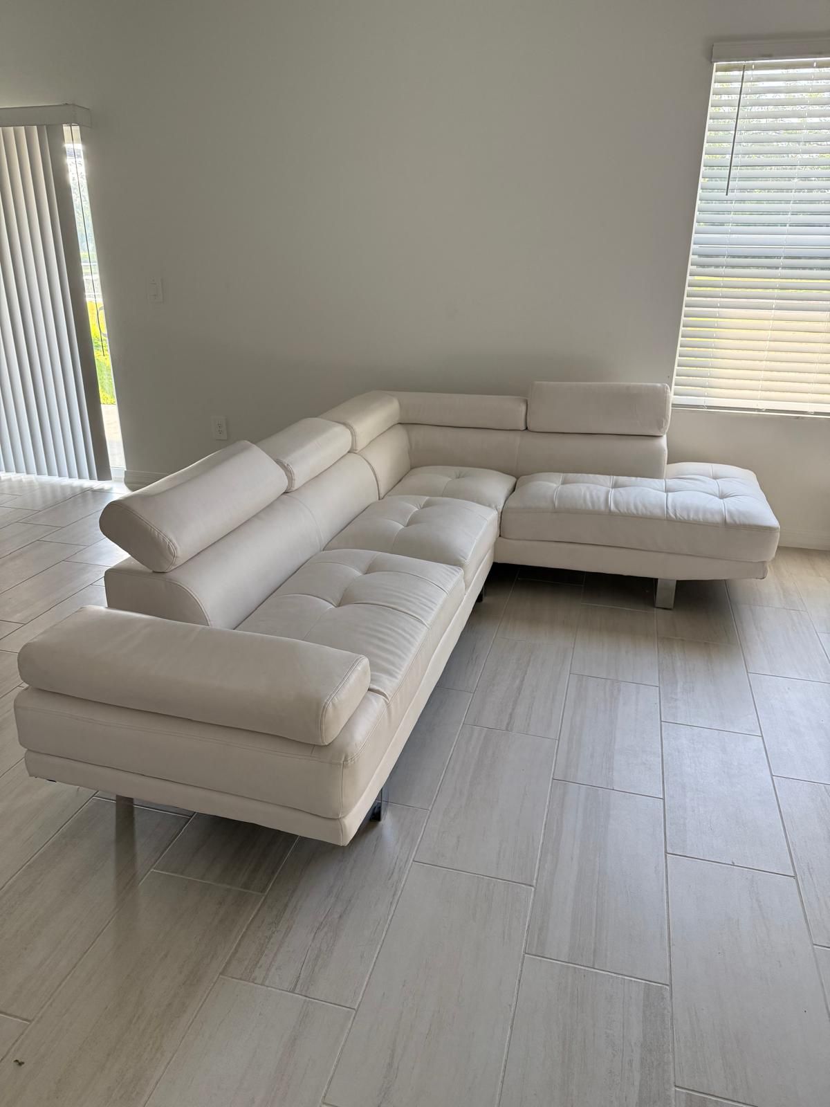 White Leather Sofá