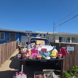 Kids Yard Sale Toys SOME Free And Orhers $1  Each 1017 12th St Imperial Beach 