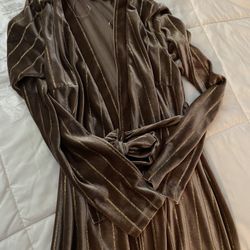 Beautiful Short Robe, Size Medium,Like New!!!