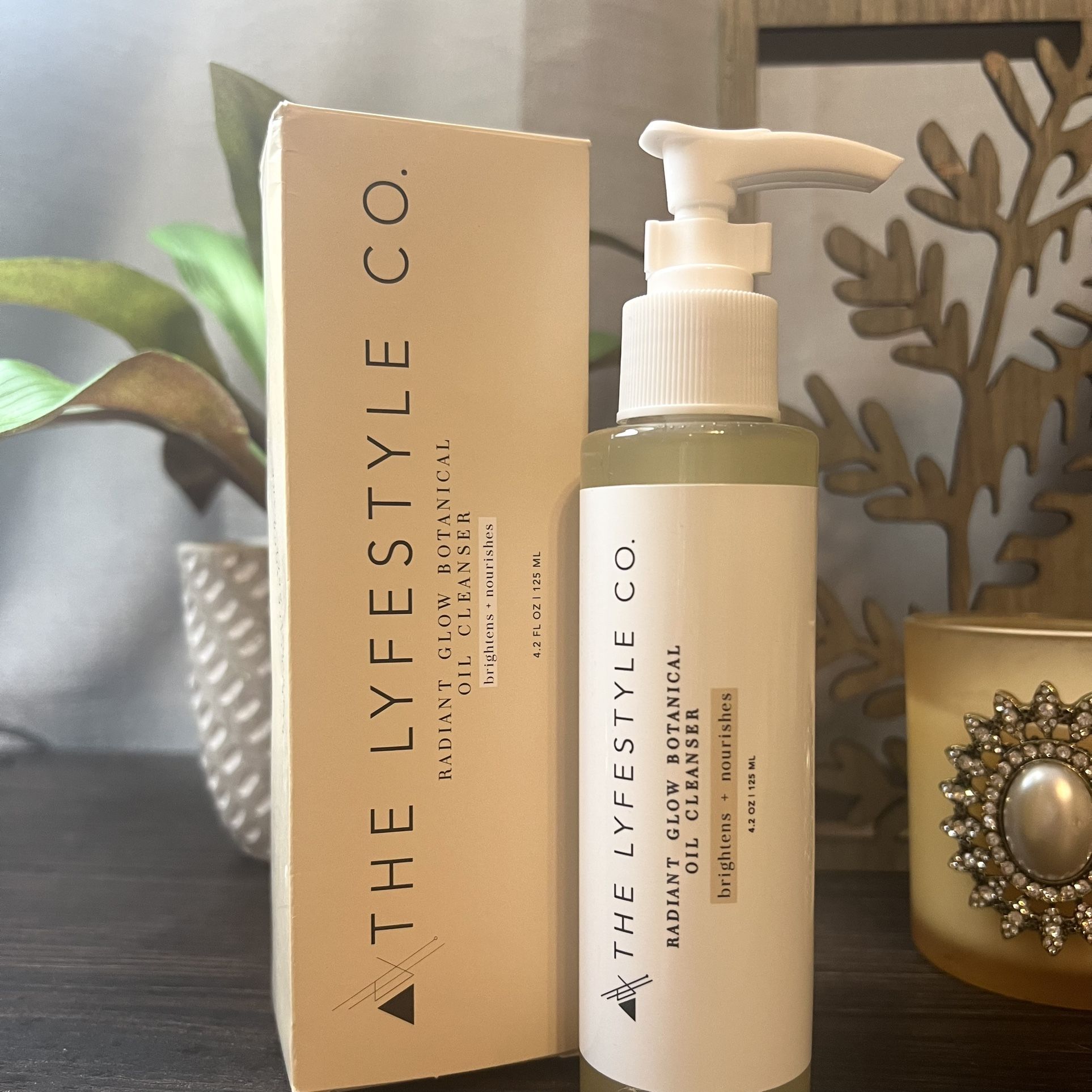 THE LYFESTYLE CO. Radiant Glow Botanical Oil Cleanser