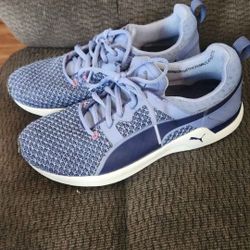 Womens Size 8.5 Pumas 