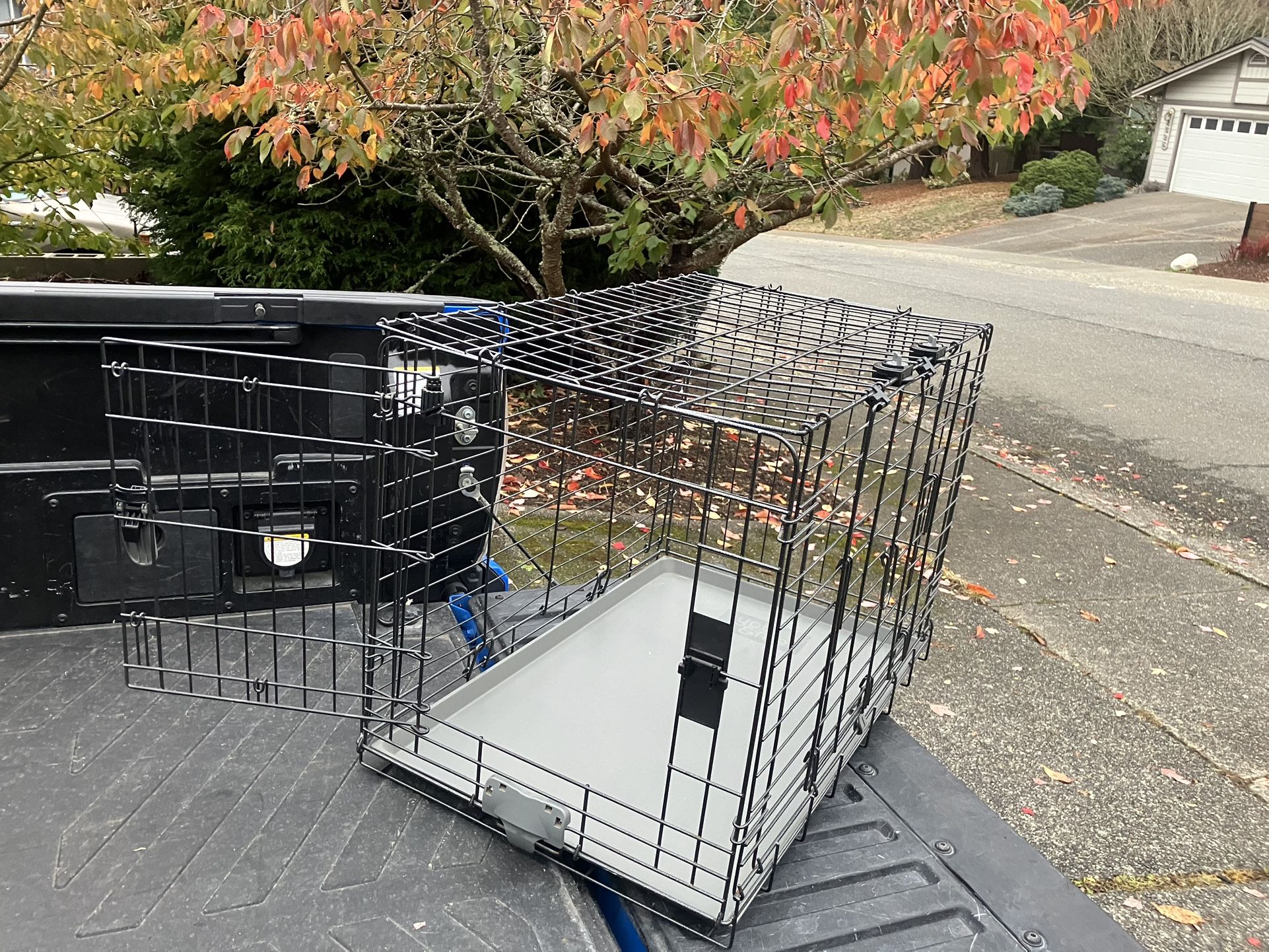 Medium Dog Kennel Crate Collapsible like New 30” L by 19” W 21”H