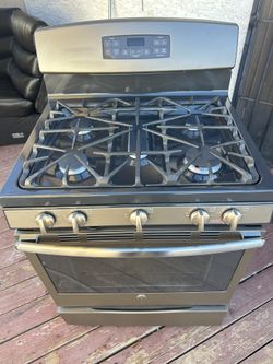Very Nice GE Stove / Like New