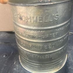 Vintage Bromwell's Metal Measuring Flour Sifter 1-3 Cup - Handle 