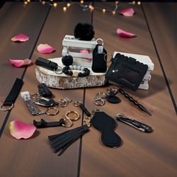 Black Keychain Accessories Set Include 20 Pieces.