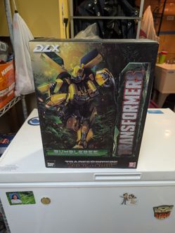 Threezero DLX Transformers Bumblebee Figure