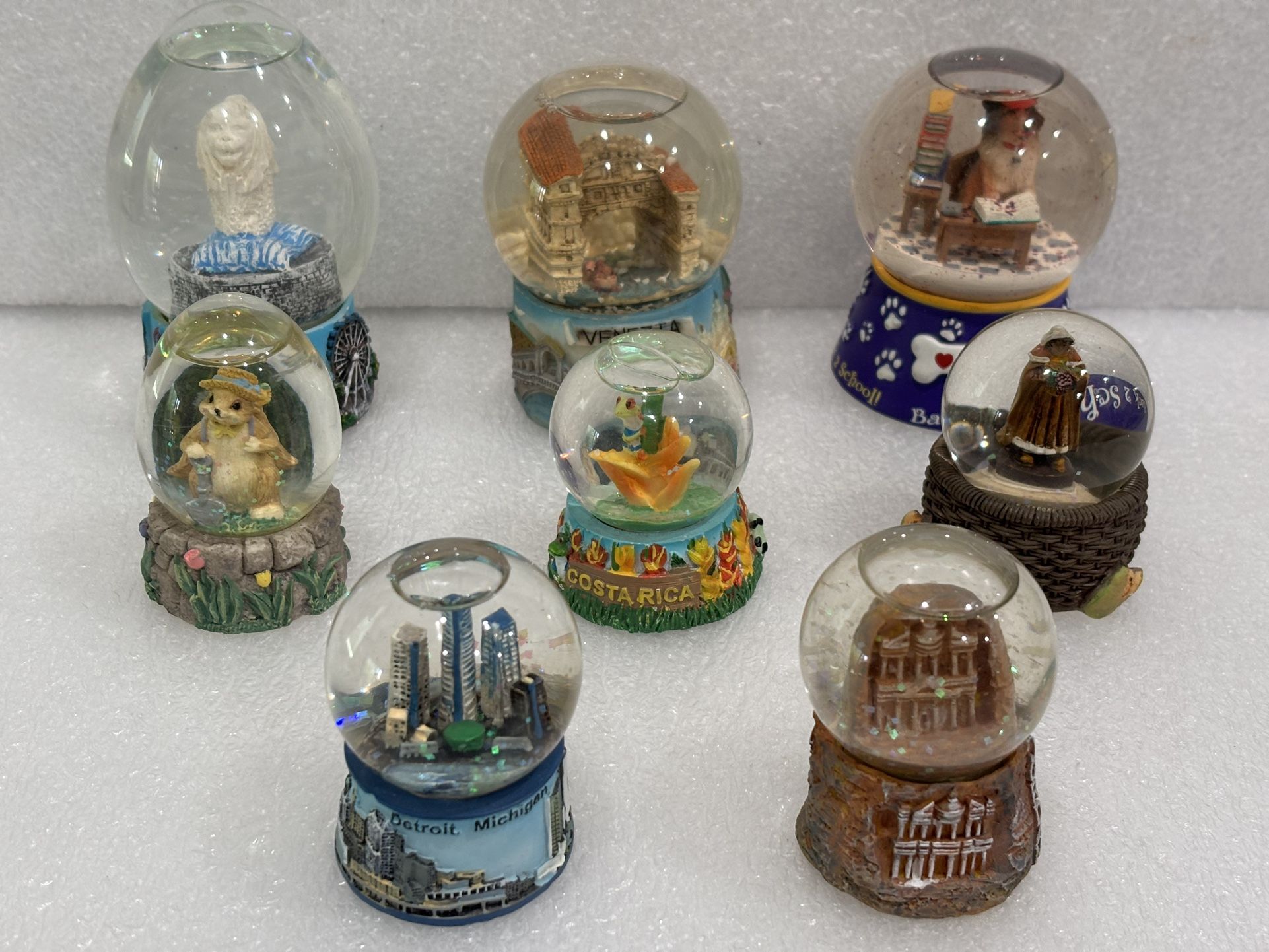 Water Globes Lot of 8   $5.00