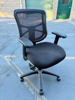 Black Mesh Back Office Chair with Armrests