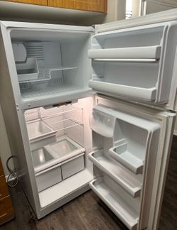 Refrigerator household fridge freezer General Electric