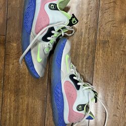 Kevin Durant Size 4 Youth Basketball Shoes 