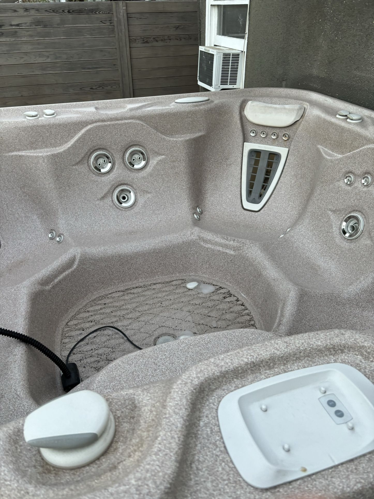 HotSprings “GRANDEE” Jacuzzi, 2017, Working, Salt Water System, 7-person capacity, MUST SELL!!!