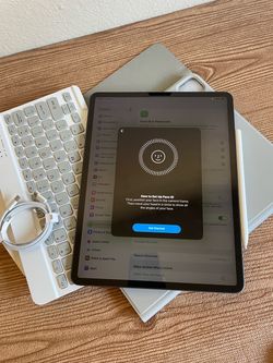 iPad Pro 12.9” (2020 model) 4th Generation 512GB with  keyboard case and pen & Accessories