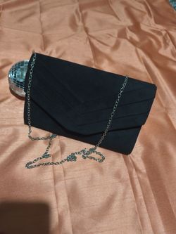 Cartera negra con colgante cadena plateada