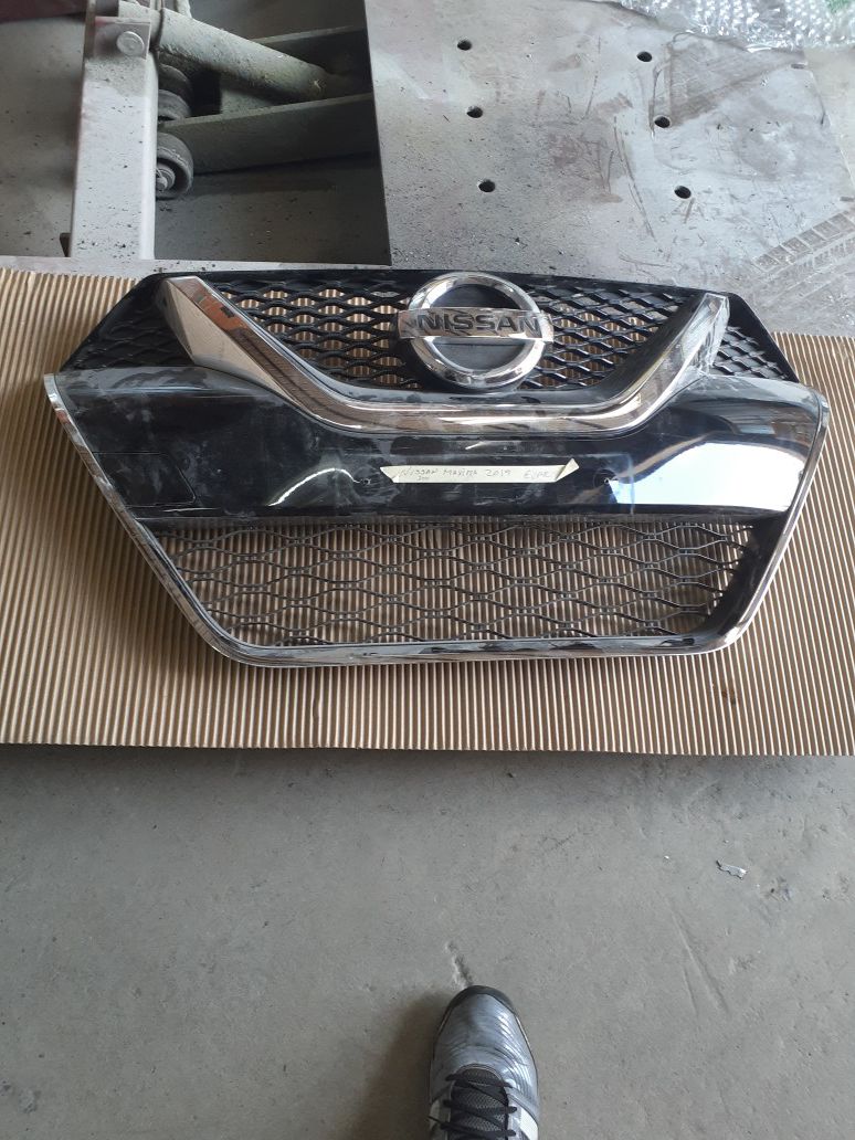 2019 Nissan Maxima L headlight and grille