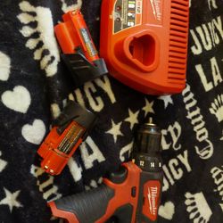 Milwaukee Drill 2 Batterys And Charger 