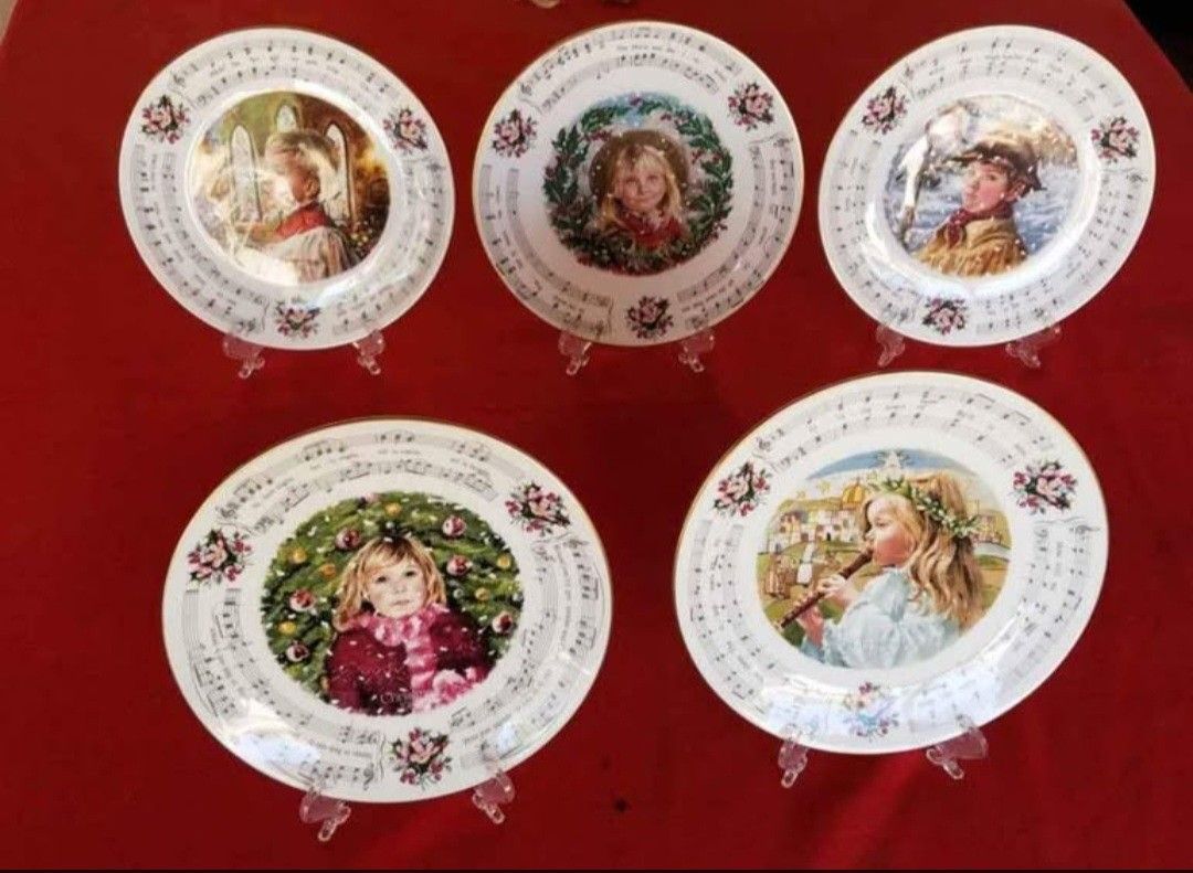 Royal Doulton Bone China Christmas Carols Plates set of 5 plates from series of 6 plates 1983, 1984, 1985, 1987 and 1988 A70V596
