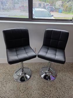 Dos banquetas  negras