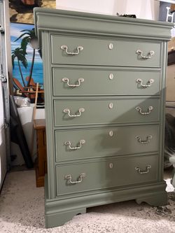 Bedroom dresser set