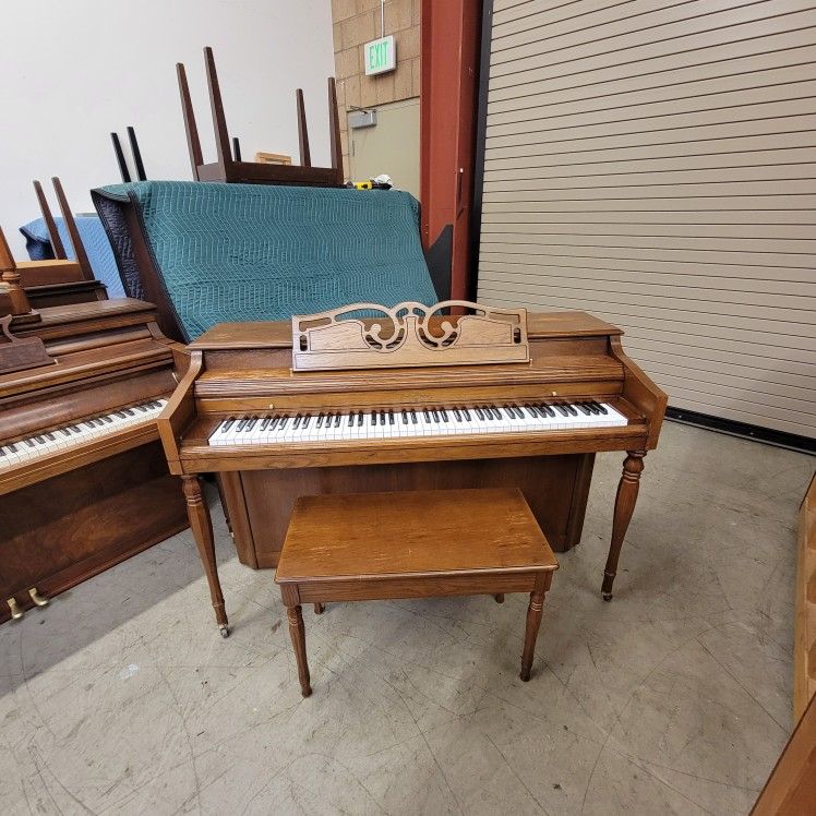 1984 Wurlitzer piano,
Good/Fair Condition,
Pro delivery & tuning INCLUDED!
(PRICE IS NEGOTIABLE)