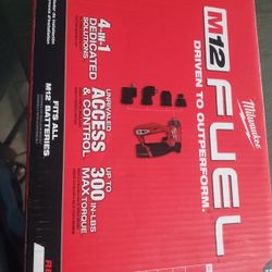 MILWAUKEE M12 INSTALLATION DRILL/DRIVER KIT 