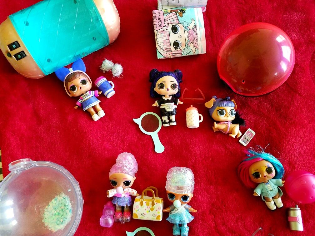 LOL 4 Dolls, 1 pet and many accesories in excellent condition