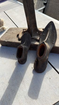 Vintage Cobbler Metal Shoe  Stand C1890 Peerless Milwaukee Co 2 Cast Iron Shoes Size 1 & 8 On Wooden Base