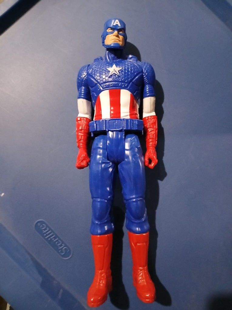 Marvel Avengers Titan Hero Captain América