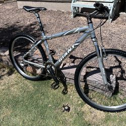 26” Mountain Bike “GIANT “ All Aluminum Super light Weight Excellent Condition!!