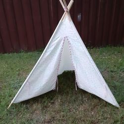 Girls kids Tee pee With Case $25.00 Cash Only (Serious Buyers)