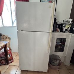 Reliable Vintage Maytag Top-Freezer Refrigerator - Works Great! $130 (Pickup in Los Angeles)